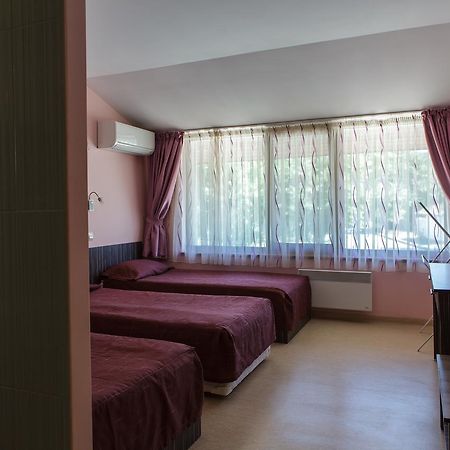 Family Hotel Kipra Exterior photo
