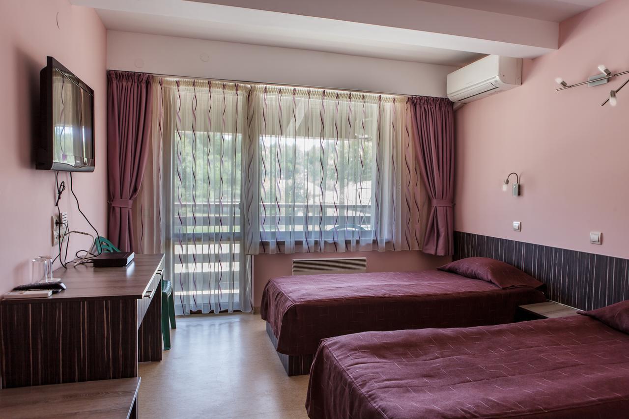 Family Hotel Kipra Exterior photo